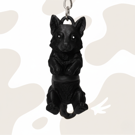 Realistyczny brelok w kształcie Owczarka Niemieckiego w kolorze czarnym. Wykonany z trwałego filamentu PLA, idealny jako praktyczny gadżet lub prezent.