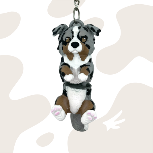 Brelok w kształcie Owczarka Australijskiego, o wymiarach 6cm, z detalami umaszczenia, idealny do kluczy lub plecaka.